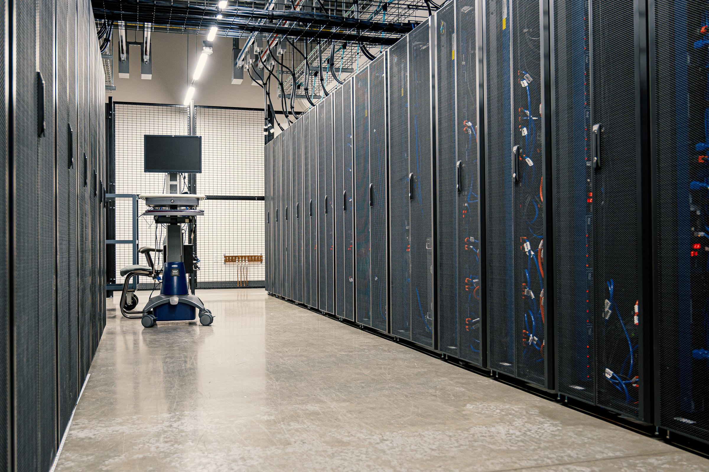 Data center hall